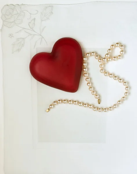 Corazón nostálgico y perlas en blanco — Foto de Stock