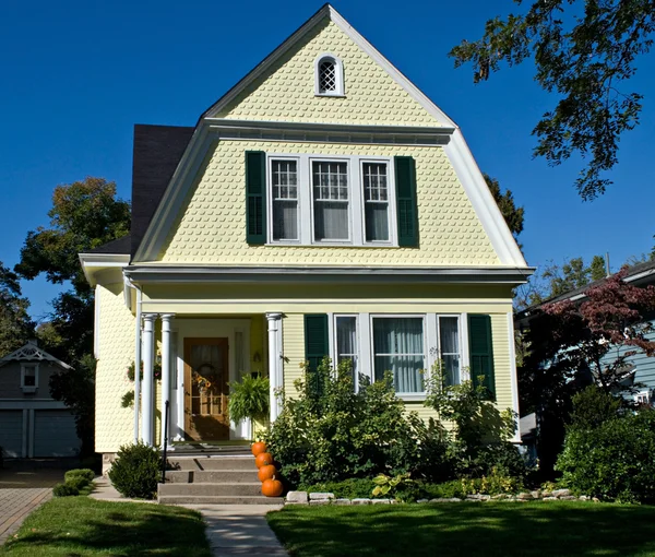 Casa gialla con zucche — Foto Stock