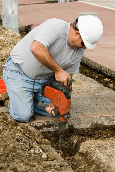 Arbetstagaren använder hammare stämjärn — Stockfoto