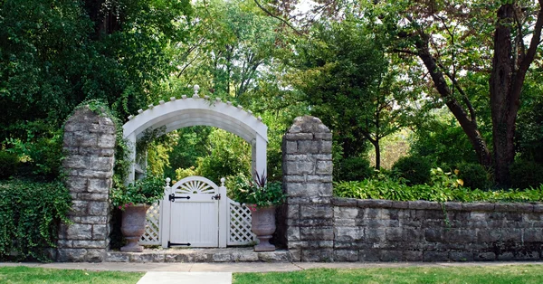 Muro di pietra con cancello del giardino — Foto Stock