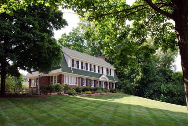 Ağaçları ile çerçeveli tuğla ev