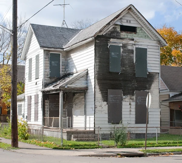 Burn-Out & dichtgetimmerd huis — Stockfoto