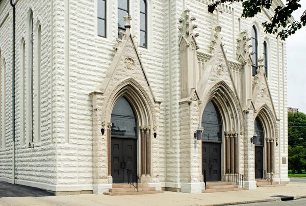 Ingang van de katholieke kerk — Stockfoto