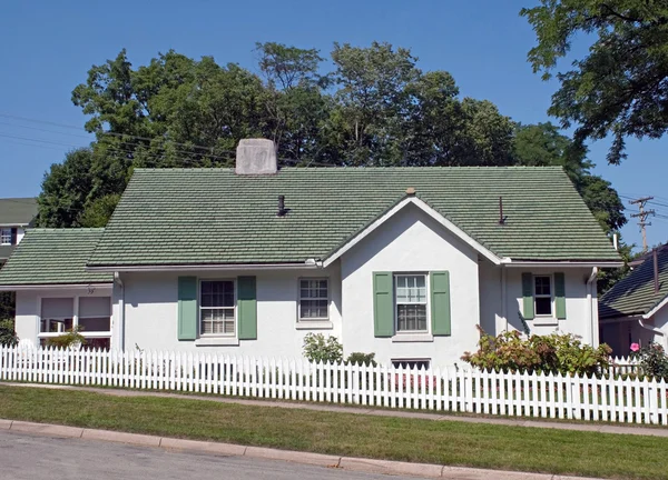 Zelené & bílý domek s plotem — Stock fotografie