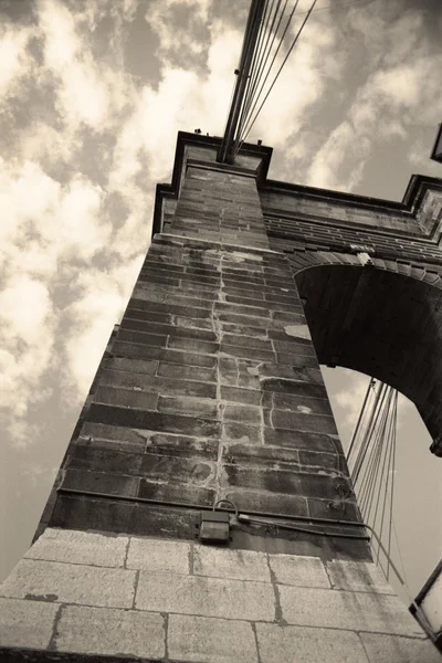 Retro schorsing brug stenen toren — Stockfoto