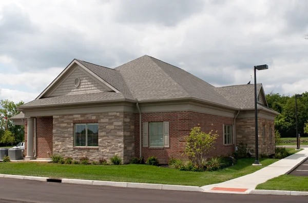 Küçük tuğla ve taş bina