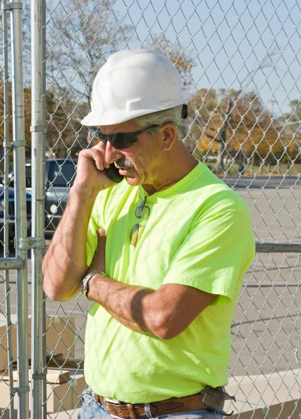 Gerente de construcción en el teléfono —  Fotos de Stock