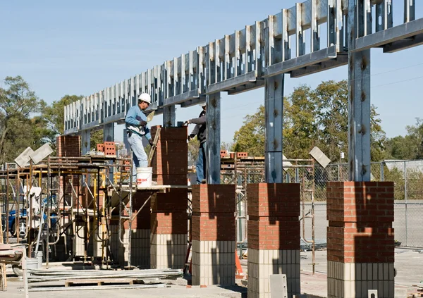 Bricklayers on Scaffolding — Stock Photo, Image