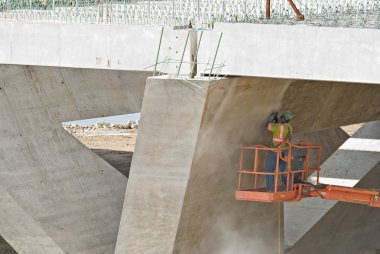 Köprünün altında zımpara işçi