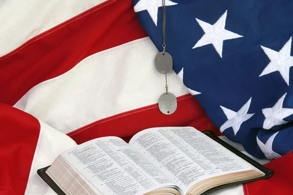 Americká vlajka s Bible — Stock fotografie