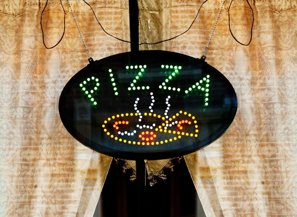 Знак "Пицца" в окне кафе — стоковое фото
