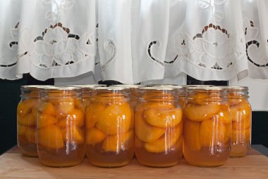 Taze konserve şeftali