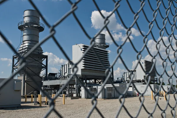 フェンスで囲まれた発電所 — ストック写真