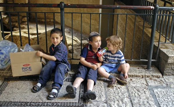 Маленькие еврейские мальчики — стоковое фото