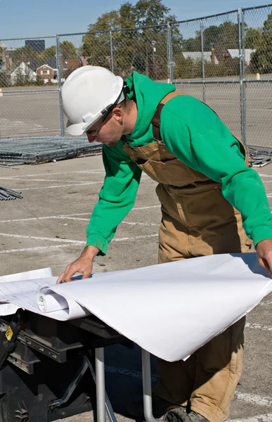 Arbeiter lesen Baupläne — Stockfoto