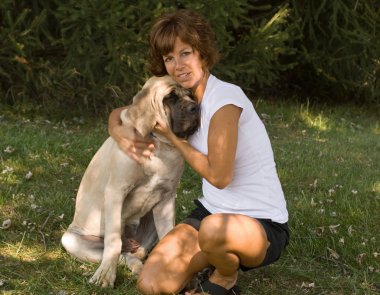 kadına sarılma köpek