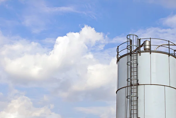 Tanque de almacenamiento con Cloudscape — Foto de Stock