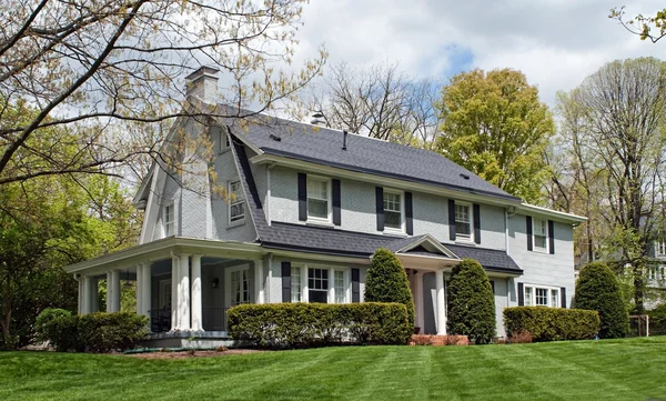 Geschilderde bakstenen huis met kant veranda — Stockfoto