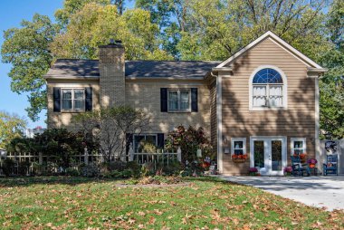 Kır Tuğlası Ev Ahşap Çit ve Sonbahar Dekorasyonları 