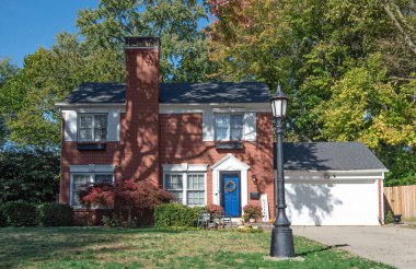 Büyük şömine ve Mavi Kapılı Kırmızı Tuğla Ev