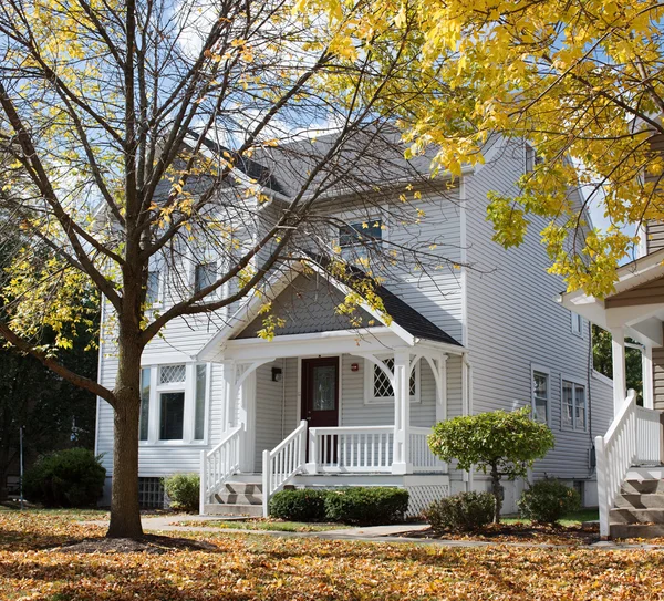 Casa Dúplex en otoño —  Fotos de Stock