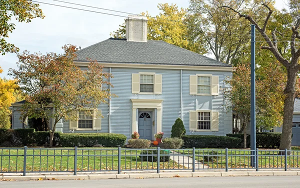 Casa victoriana azul y blanca — Foto editorial de stock © Lawcain