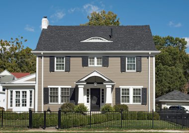 Gri İki Katlı Ev .