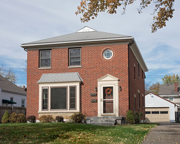 Пустой скромный кирпичный дом
