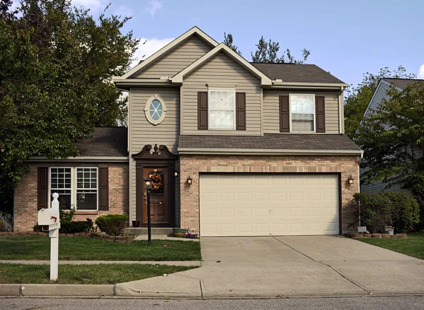 Suburban House with Double Garage — Stock Photo, Image