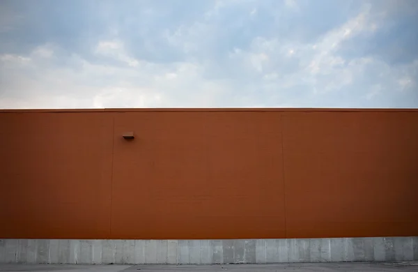 Pompoen-gekleurde muur met Cloudscape — Stockfoto