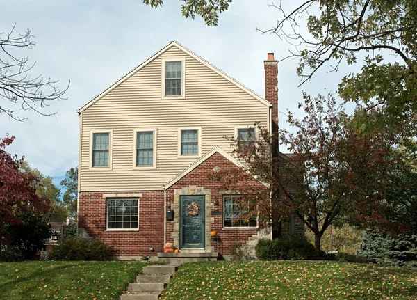 Simple Tan & Brick House — Stock Photo, Image