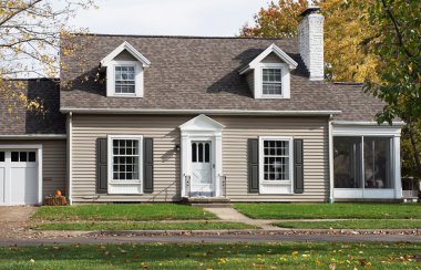 Cape Cod House ekranlı bileşenini sundurma ile