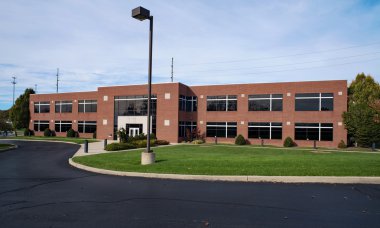 Lamba ışığında ile çağdaş kırmızı tuğla bina