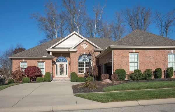 Driveway to Luxurious Brick House — Stock Photo, Image