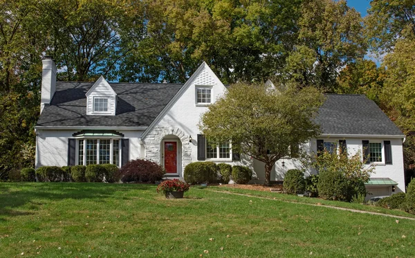 Büyük beyaz boyalı tuğla ev