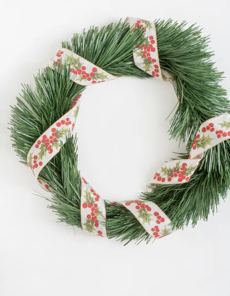 Couronne à feuilles persistantes avec ruban Holly — Photo