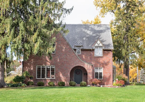 Engels Tudor House met pijnbomen — Stockfoto