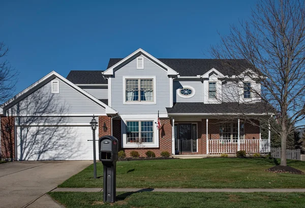 Tipica casa del Midwest con cassetta postale lato strada — Foto Stock