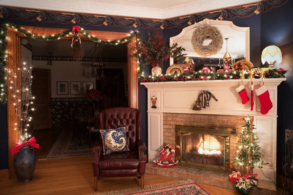 Viktoriánus karácsonyi nappaliban — Stock Fotó