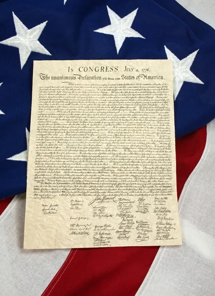 Unabhängigkeitserklärung auf amerikanischer Flagge, vertikal — Stockfoto
