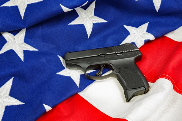 Pistola de mano en bandera americana — Foto de Stock