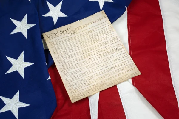 アメリカの国旗は、横に憲法 — ストック写真