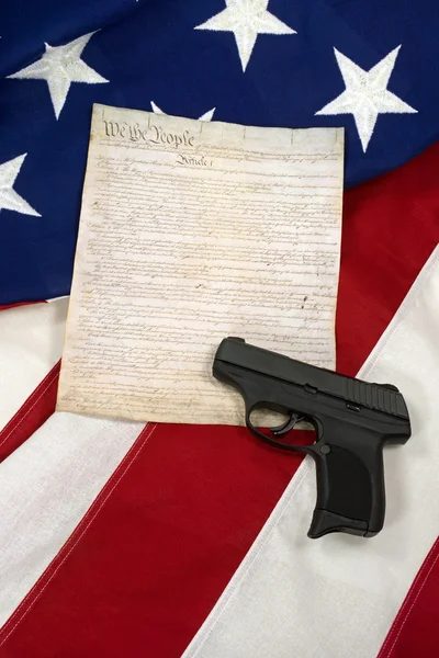 Konstitution med Hand pistol på amerikanska flaggan, vertikal — Stockfoto