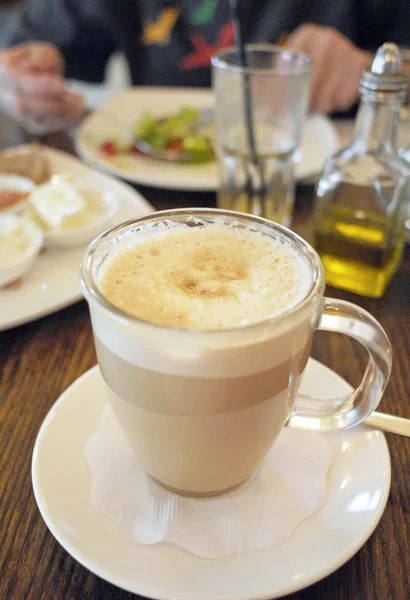 Kubek Cafe Latte w Cafe — Zdjęcie stockowe