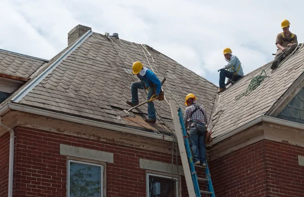 Immigrant Workers Removing Slate — Stockfoto