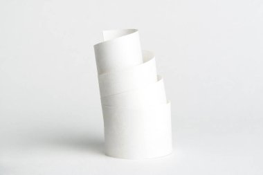 Kağıt spiral, kule şeklinde beyaz bir zemin üzerinde durur.