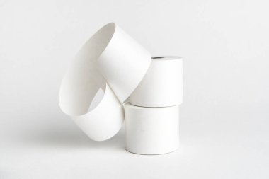 Kasa kağıdı beyaz arkaplanda yuvarlandı