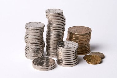 Beyaz arka planda beyaz ve sarı metalden paralar. Ukrayna Sikkeleri. 