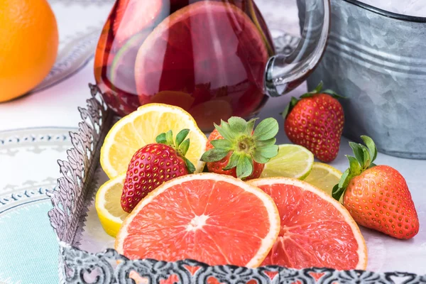 Popüler şarap - tabanlı Içecek - sürahi Sangria ve narenciye meyve dilimleri. — Stok fotoğraf