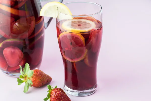 Krug und Glas mit Sangria und Erdbeeren. — Stockfoto